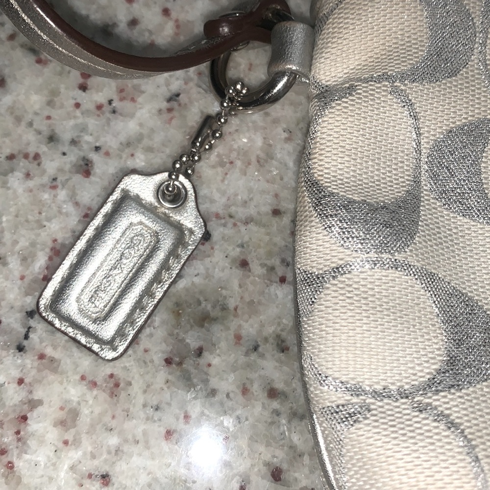 Coach Wristlet Excellent new condition. - Picture 3 of 7